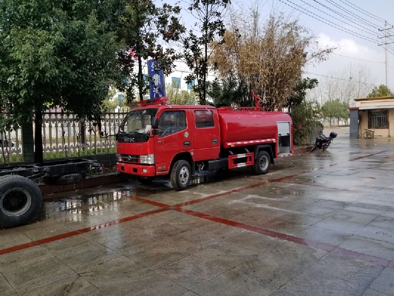 东风双排座3.5吨EQ1075DJ3CDF型洒水消防车